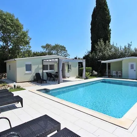 Donna With Swimming Pool Apartment Rovinj