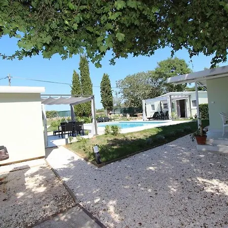 Donna With Swimming Pool Apartment