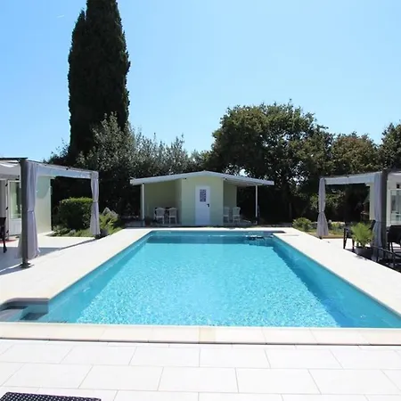 Donna With Swimming Pool Apartment Rovinj