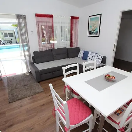 Donna With Swimming Pool Apartment Rovinj