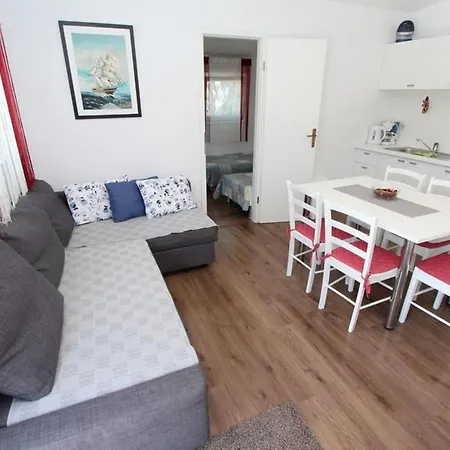 Donna With Swimming Pool Apartment